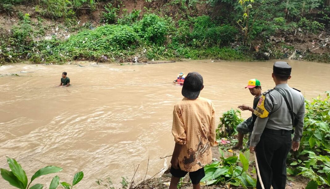 Bhabinkamtibmas Kalurahan Tamanan Dampingi Kegiatan PSN di Dusun Grojogan