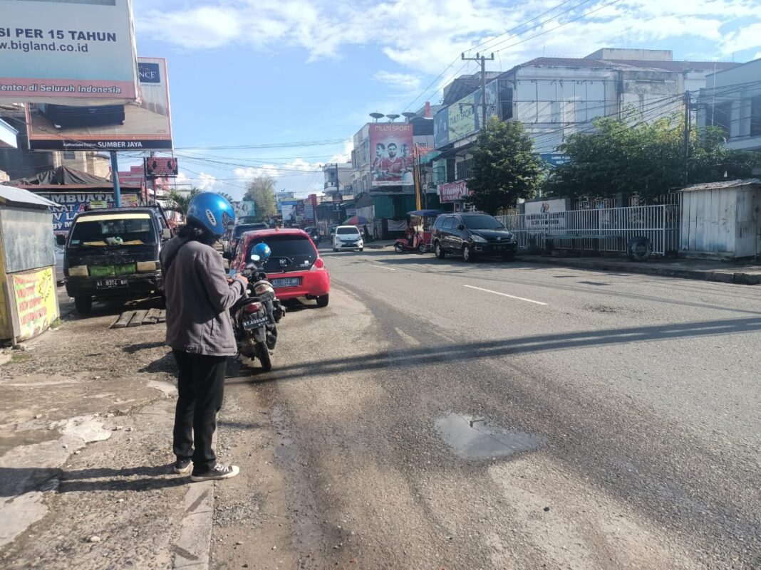 Personil Dishub Kota Bekasi Kawal Siswa Difabel Menuju Sekolah