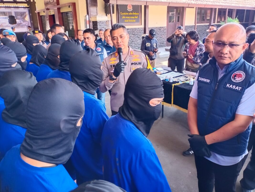 Tiga Remaja Ditangkap Polisi waktu Ambil Tembakau Sintetis