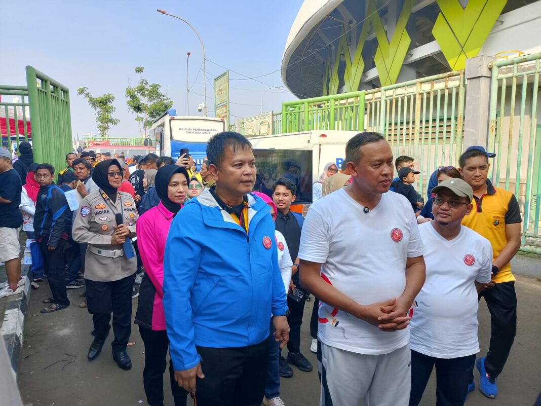 Ribuan Penduduk Arenjaya Bersihkan Jalan