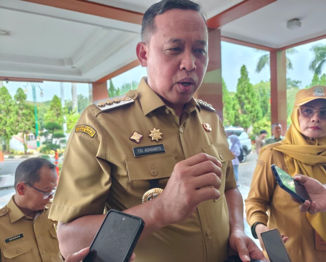 Camat Bekasi Utara Pelototi Proyek Tanggul dan Turap