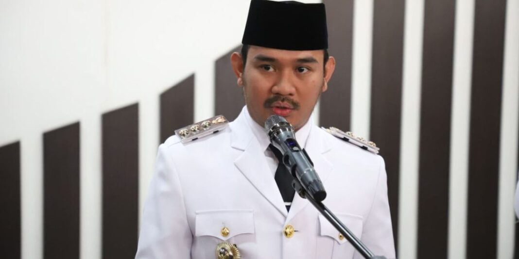 Profil Bupati Bekasi Ade Kuswara Kunang Tertangkap KPK