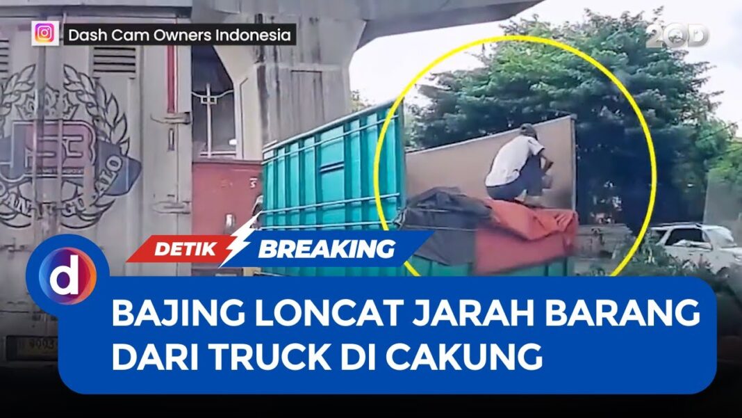 Video: Viral! Aksi Bajing Loncat Jarah Barang dari Dalam Truk di Cakung
