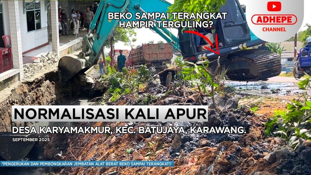 Eceng Gondok di Kali Ulu Cikarang Dibabat