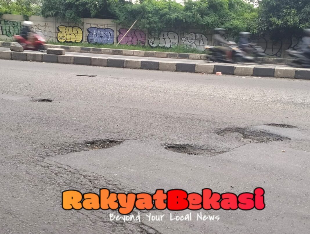 Pembangunan Gapura Perumahan Dukuh Zamrud Telan Anggaran Hampir Rp1 Miliar