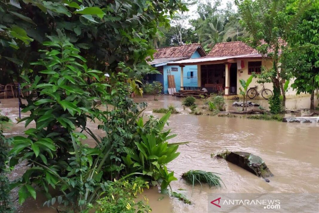 Pengungsi Banjir di Karawang Mulai Alami Sakit