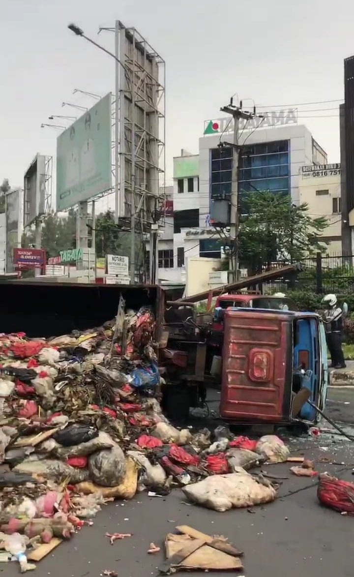 Truk Sampah DLH Kota Bekasi Terguling di Simpang Pekayon
