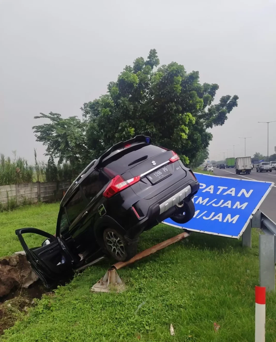 Viral Video Dua Anak Bermain di Jalur Rel Kereta Api Sidoarjo