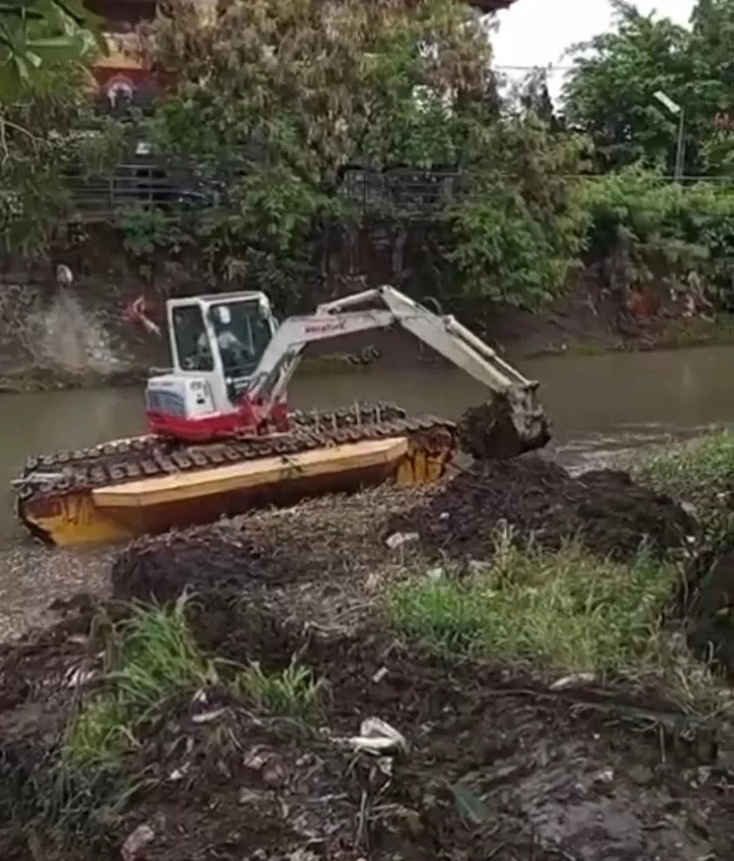 Alat Berat Keruk Sedimentasi