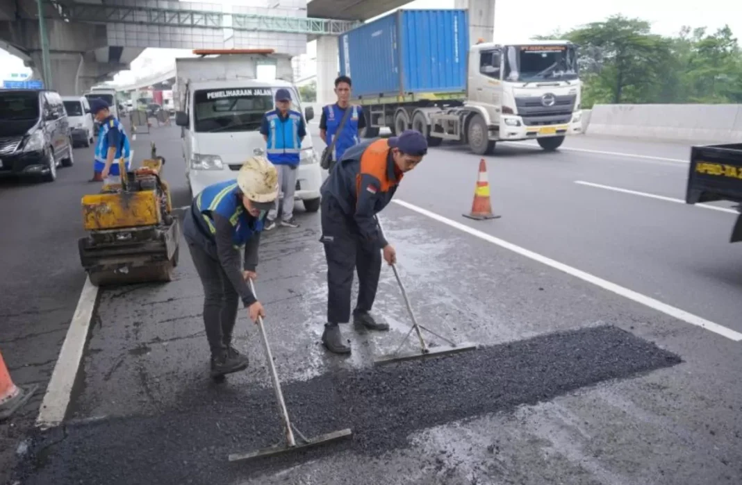 Jasa Marga Tambal 150 Lubang Jalan Tol Setiap Hari