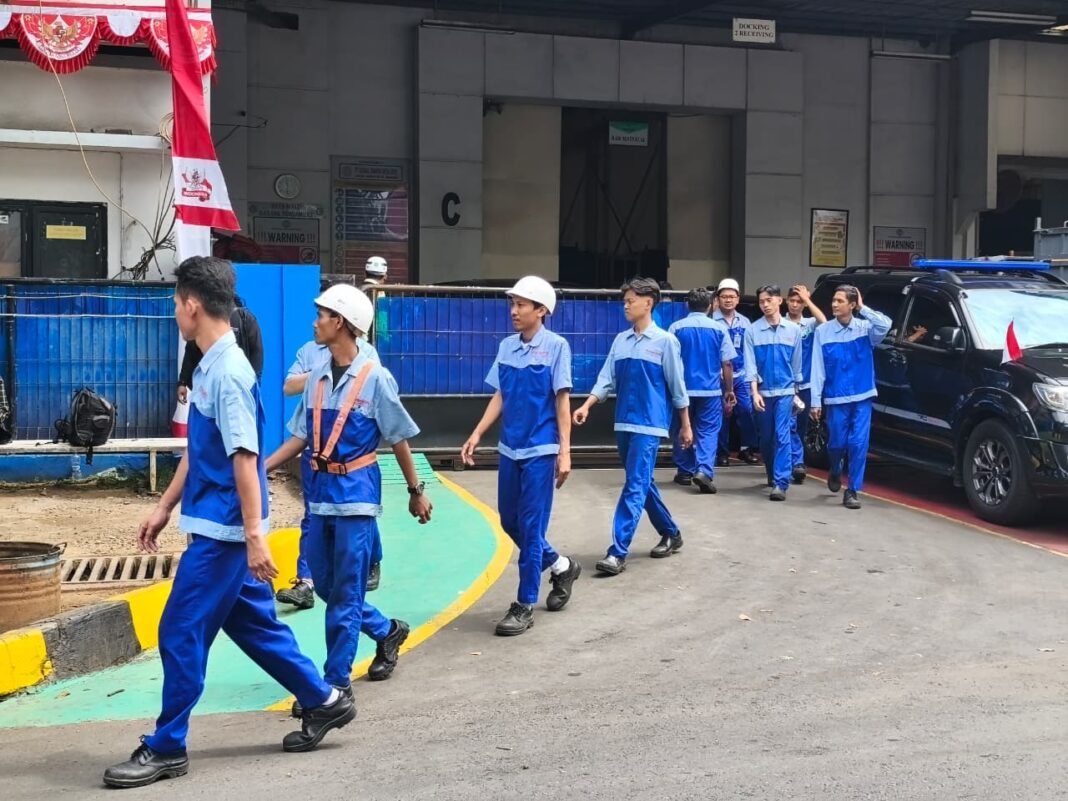 Pencopotan Spanduk Jualan di Jatiasih Diprotes Penduduk