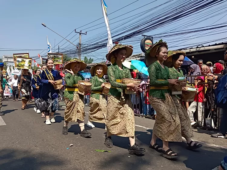 Penduduk Tumpah Ruah Saksikan Kirab Budaya